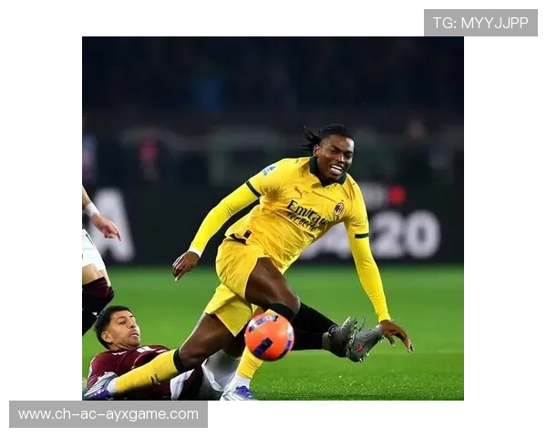 AC米兰前场抢断制造单刀，莱奥射门被侧扑挡住