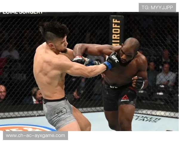 UFC 重拳直接断牙