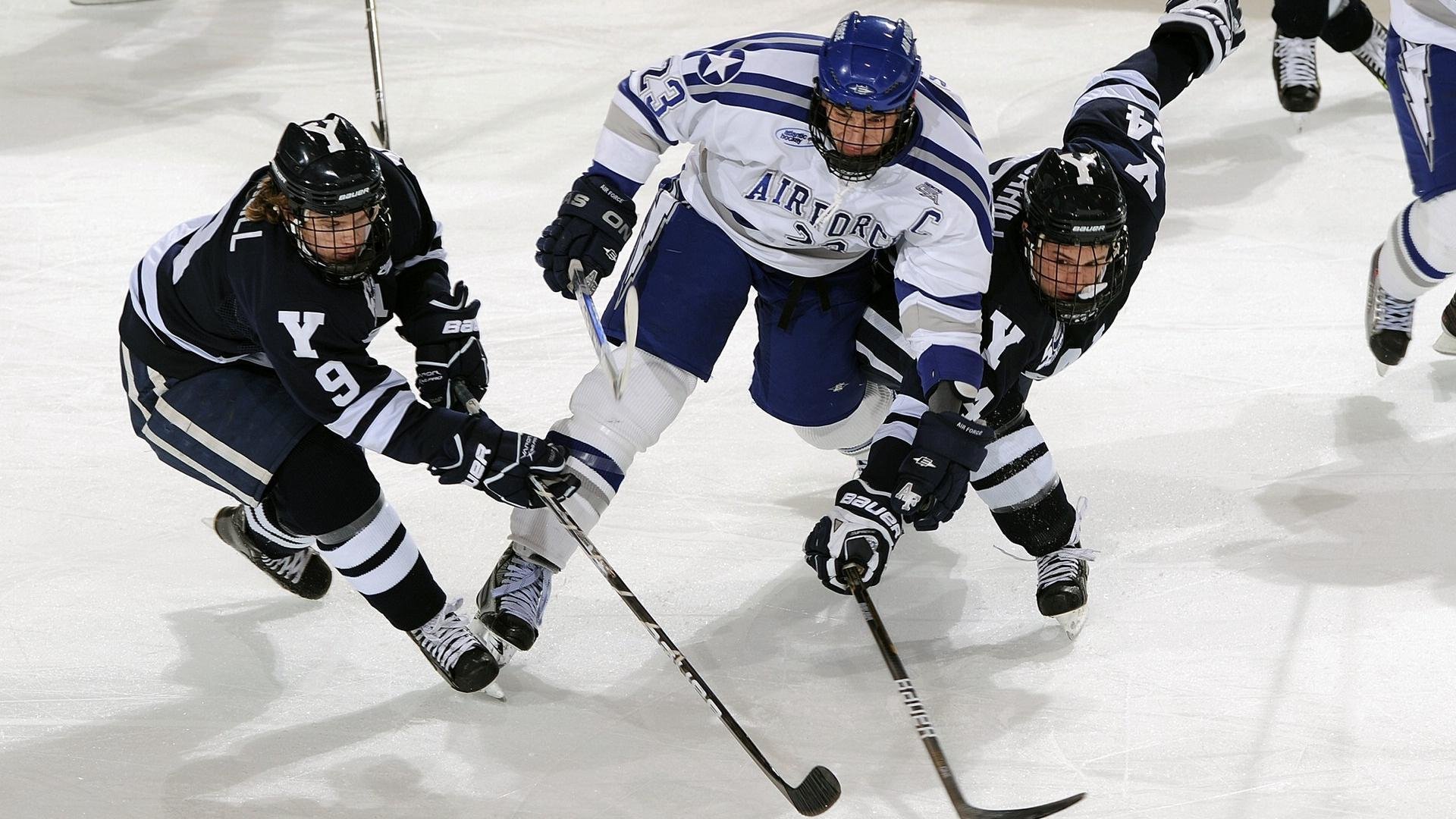 雨衣马拉松 不论天气晴雨所有人统一穿透明雨衣 成奇特风景